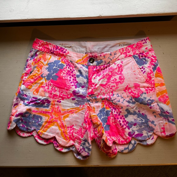 AMAZING Fabric Placement Lilly Pulitzer Shorts - Picture 1 of 4
